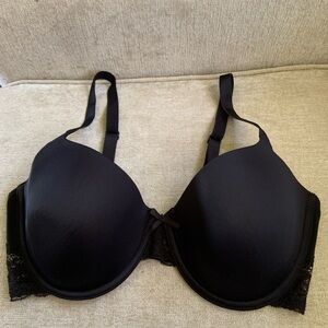 Everyday Black Molded T-Shirt Bra with Lace Trim